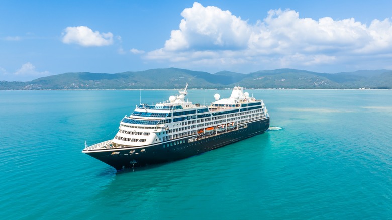 Круизный лайнер, плывущий по спокойному океану