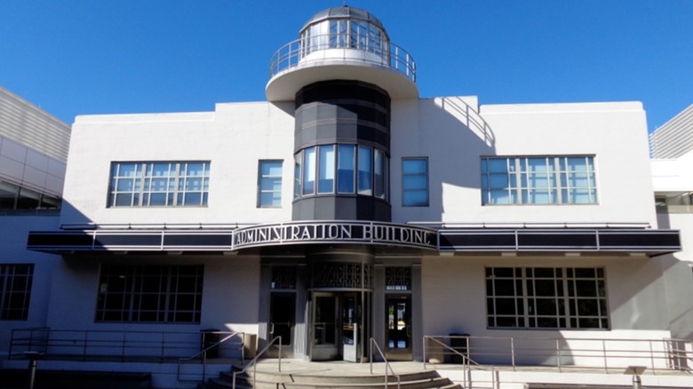 Административное здание аэропорта Ньюарка снаружи.