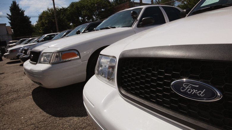 Ford Crown Victorias на хранении