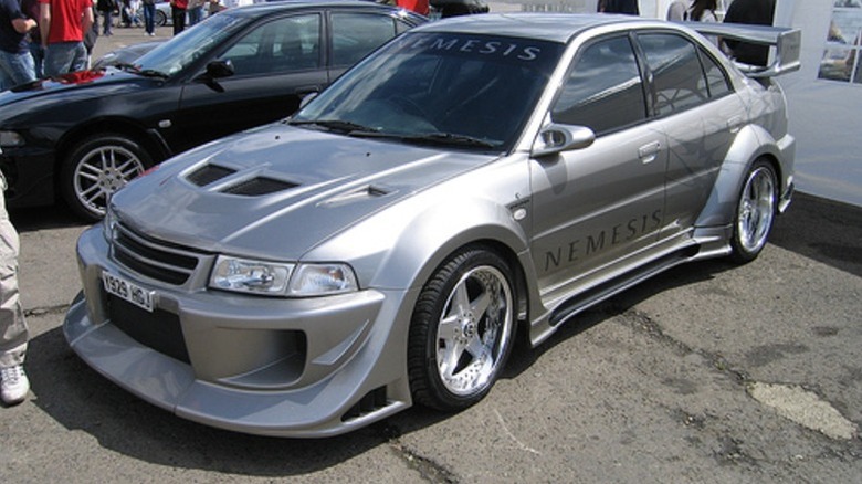Mitsubishi EVO с широким обвесом.