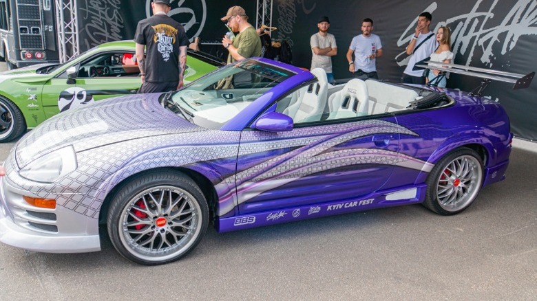 Спортивный автомобиль, окрашенный по индивидуальному заказу