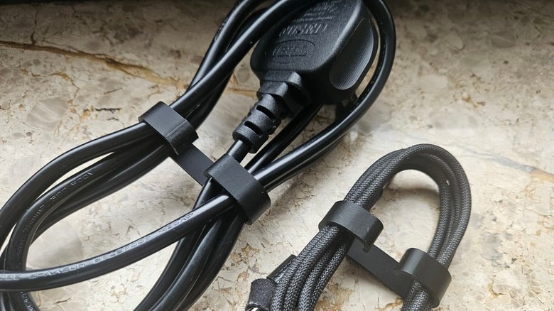 кабельный зажим с кабелями