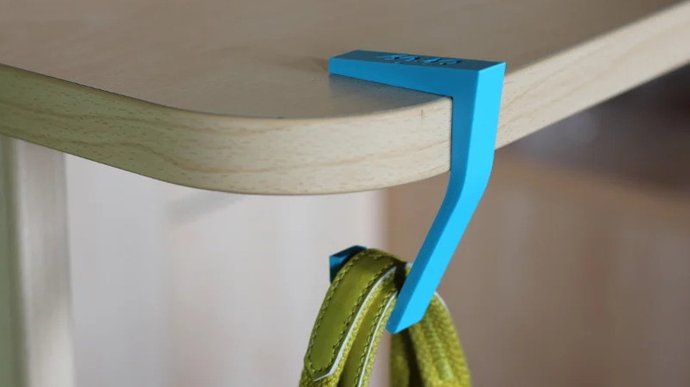 Сумка висит на крючке для 3D-принтера