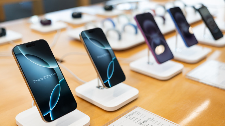 Серия iPhone 16 в Apple Store в Бангкоке, Таиланд