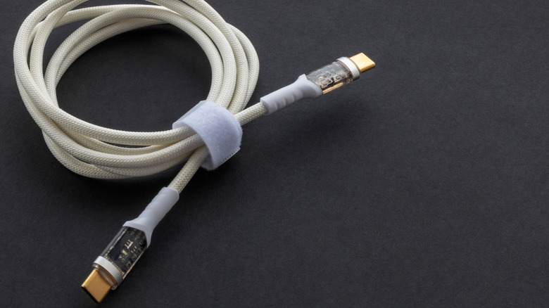 Кабель для зарядки USB-C на USB-C на столе.