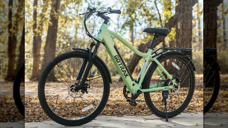 Пригородный электрический велосипед Gotrax Elo на парковой дорожке