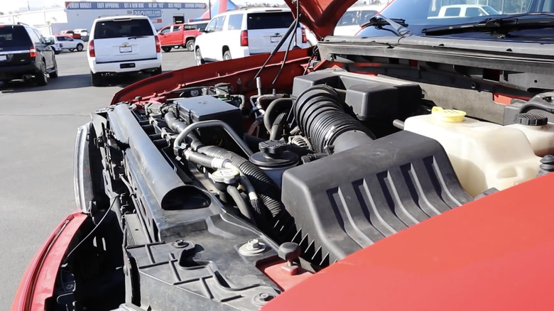 Ford 6,2-литровый двигатель Boss V8 красного цвета 2014 F-150 Raptor