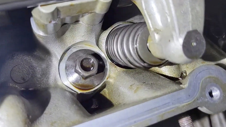 вид сверху на сломанную пружину клапана на 6,2-литровом Ford Boss V8