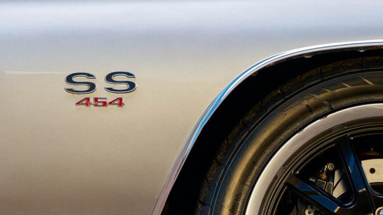 Значок на крыле Chevy SS 454 на реконструированном классическом Chevy с неоригинальными колесами.