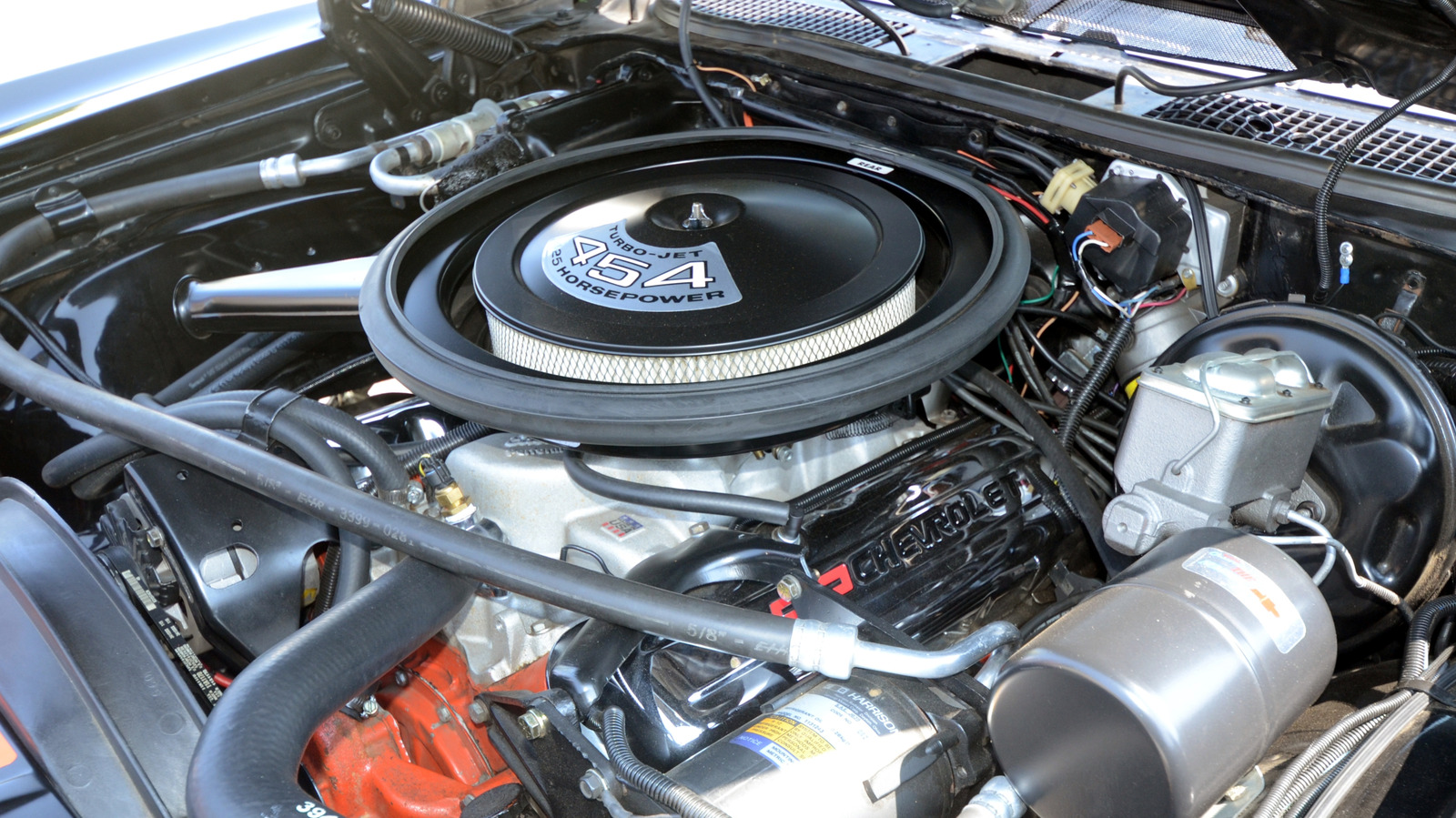 Эти два двигателя GM находятся в пределах кубического дюйма друг от друга, но все же такие разные