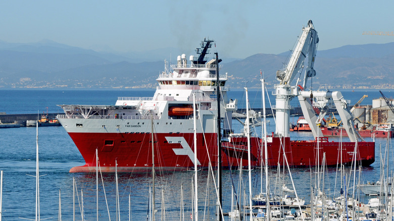 Дальний Самсон в гавани Генуи