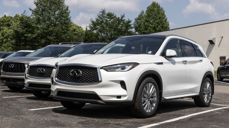 Infiniti QX50 на выставке в автосалоне