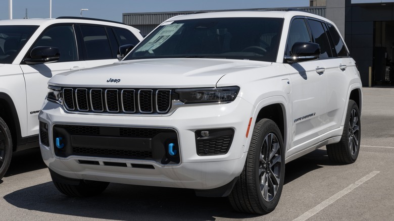 Jeep Grand Cherokee 4xe в автосалоне