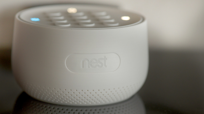 Базовая станция Google Nest Secure Alarm, сидящая на столе