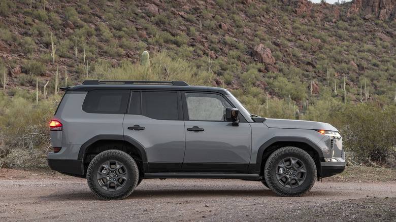 Вид профиля Lexus GX Overtrail 2026 года