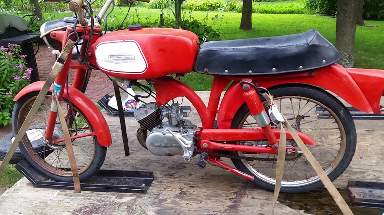 Модель Harley-Davidson M-50 Sport 1966 года, прикрепленная к задней части прицепа.