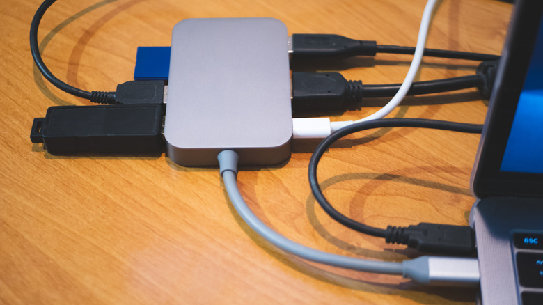 Концентратор USB-C, подключенный к ноутбуку с несколькими подключенными устройствами