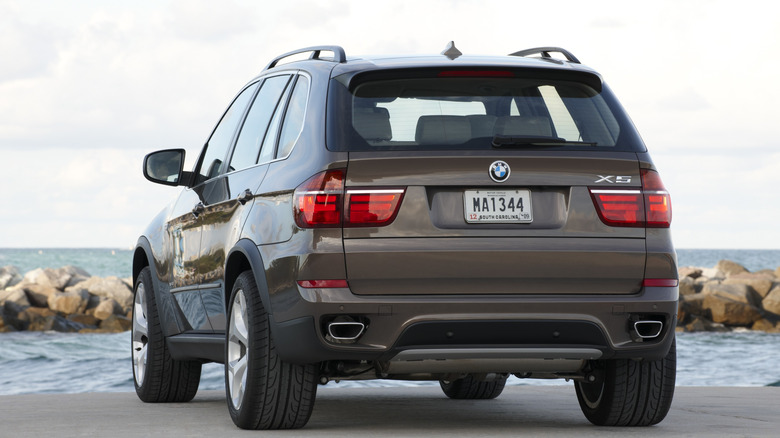 Задний снимок BMW X5 2010 года выпуска.