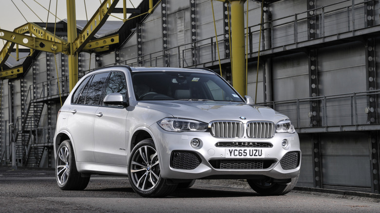 Снимок серебристого BMW X5 40e 2015 года выпуска спереди.