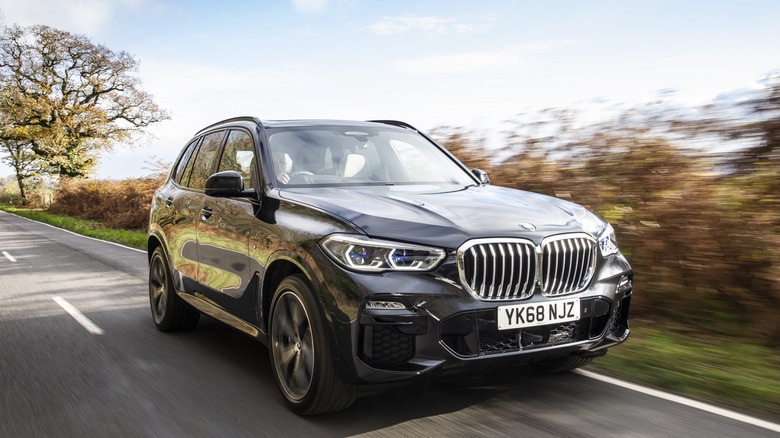 Снимок BMW X5 2018 года спереди.