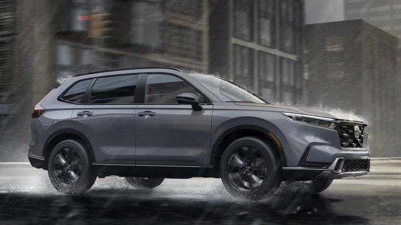 Вид спереди на 3/4 Honda CR-V в дождливом городе