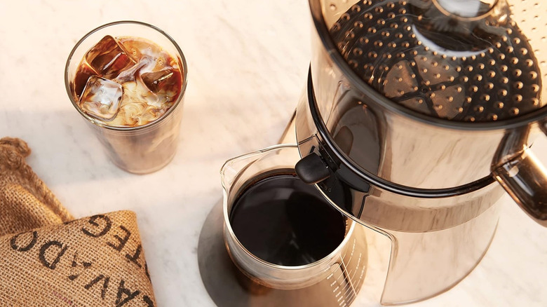 Изображение, демонстрирующее холодную пивоварню OXO в действии.