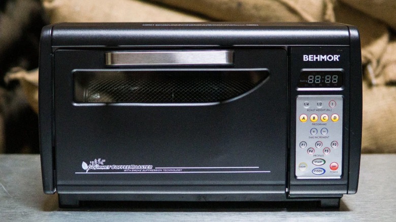 На фото ростер для кофе Behmor.