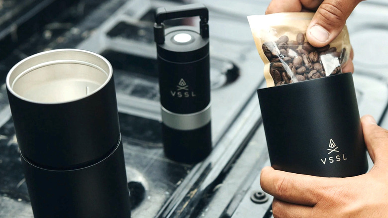 Человек, получающий зерна для набора VSSL Pour Over