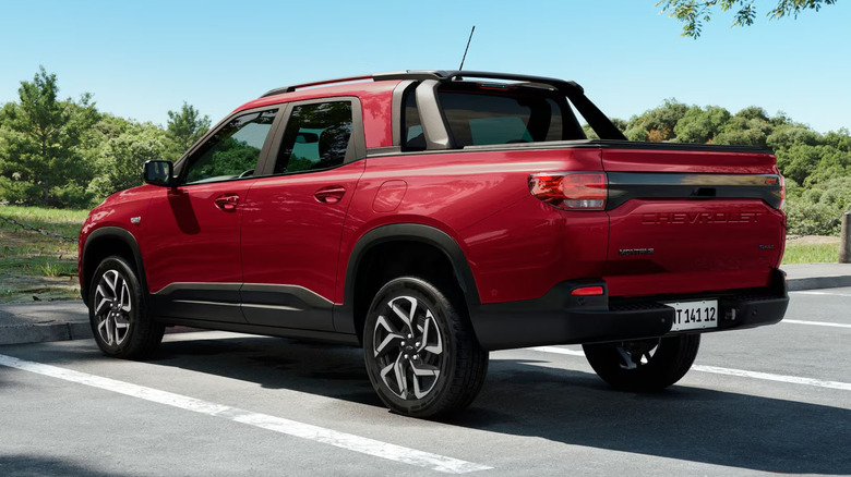 Вид сзади на 3/4 Chevy Montana 2025 года