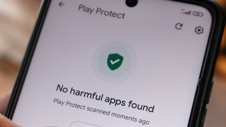 Смартфон с функцией безопасности Google Play Protect
