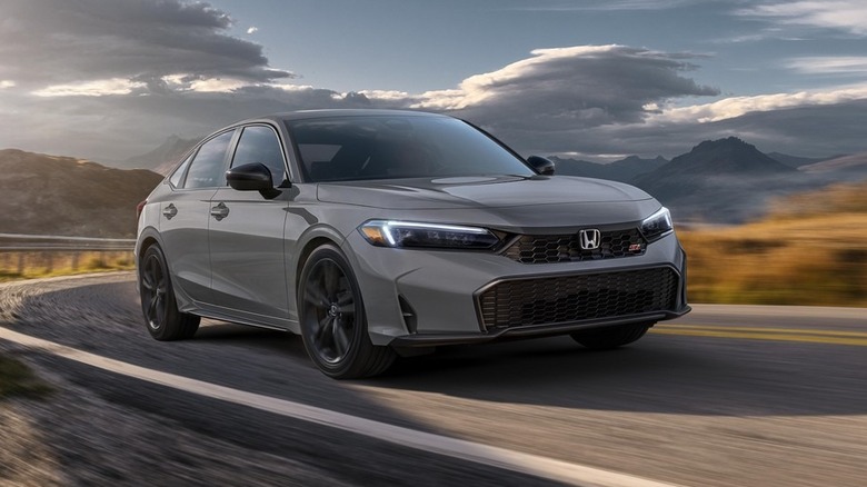 Honda Civic Si 2026 года за рулем, вид спереди в 3/4, серый кузов