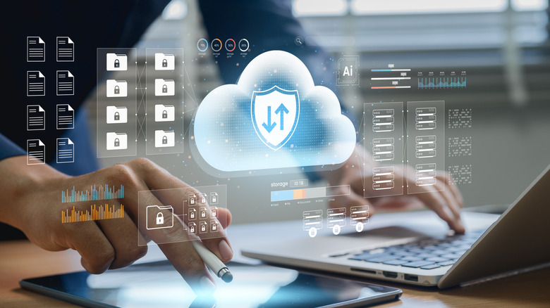 Человек, пользующийся ноутбуком и планшетом, с наложенными сверху изображениями облачных сервисов