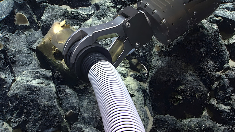 Пинцетный аппарат и трубка для извлечения неопознанного золотого образца океана из пород морского дна