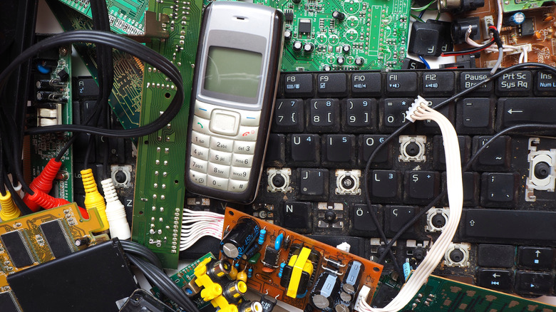 Ряд выброшенных электронных устройств.