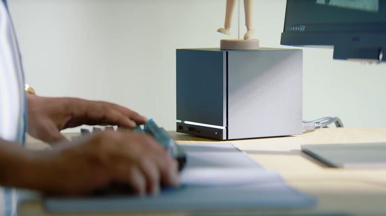 Человек, использующий Steam Machine на рабочем столе с клавиатурой, мышью и монитором