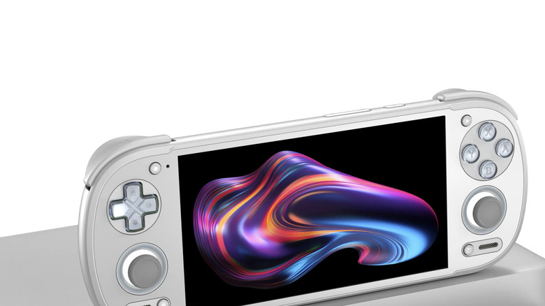 Белая модель Retroid Pocket 6, сидящая на полированной металлической поверхности, белый фон