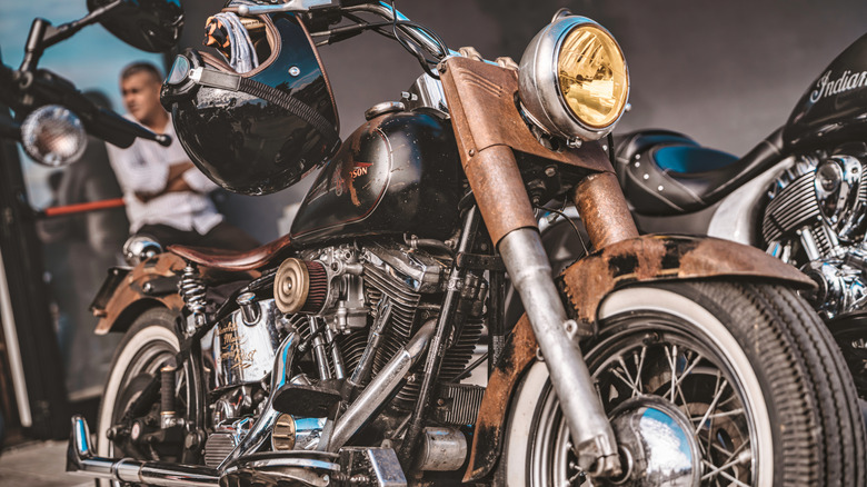 Ржавый мотоцикл Harley-Davidson на выставке