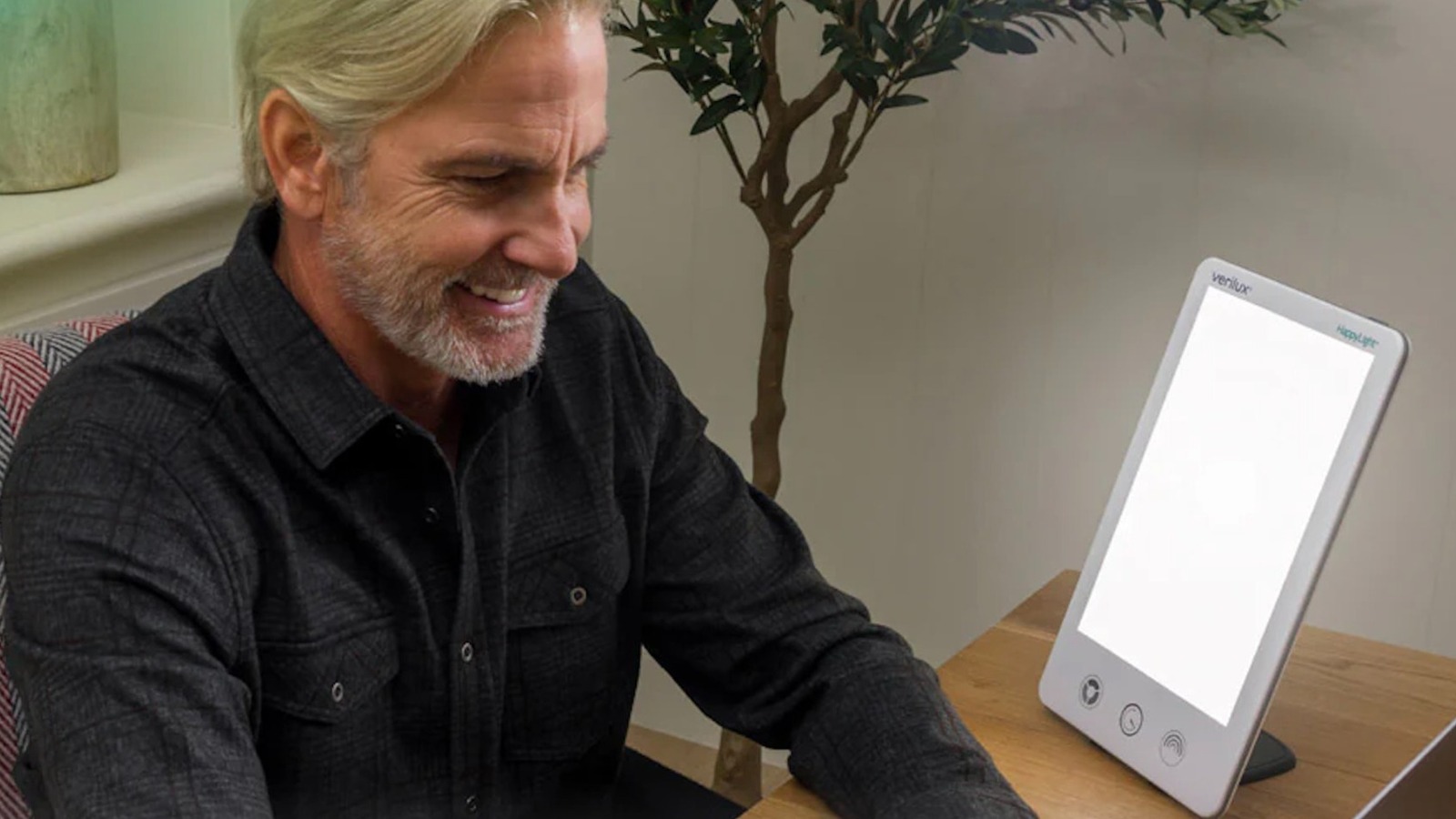 Покупатели хвалят этот светодиодный терапевтический светильник в Costco: «Этот свет замечательный!»