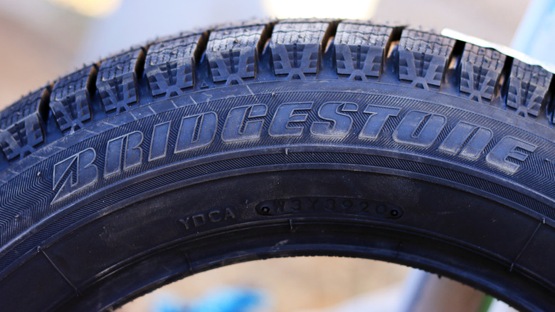 Крупный план шины Bridgestone