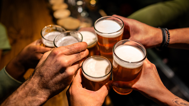 Друзья пьют пиво