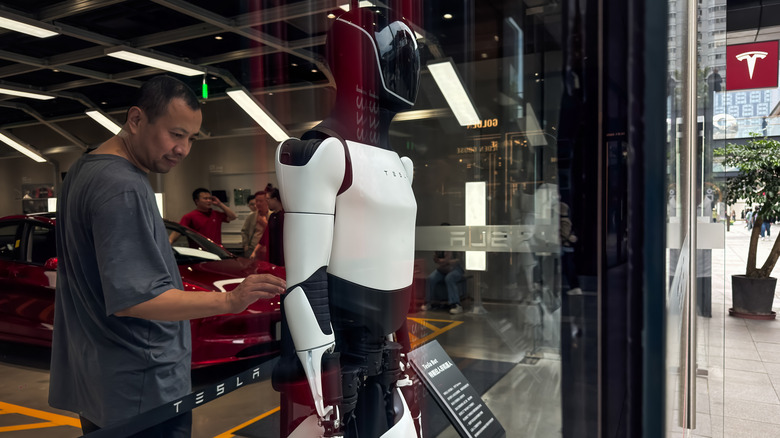 Человек за роботом Оптимусом.