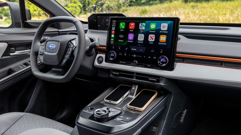 Приборная панель Subaru Uncharted с лесным фоном