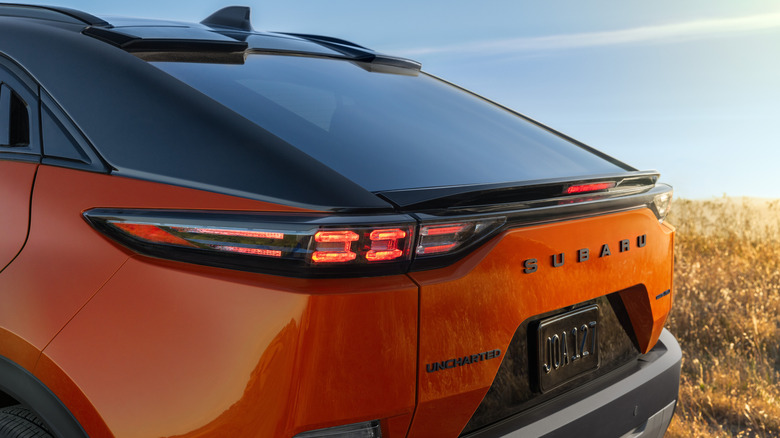 Крупным планом задняя часть Subaru Uncharted на открытом воздухе