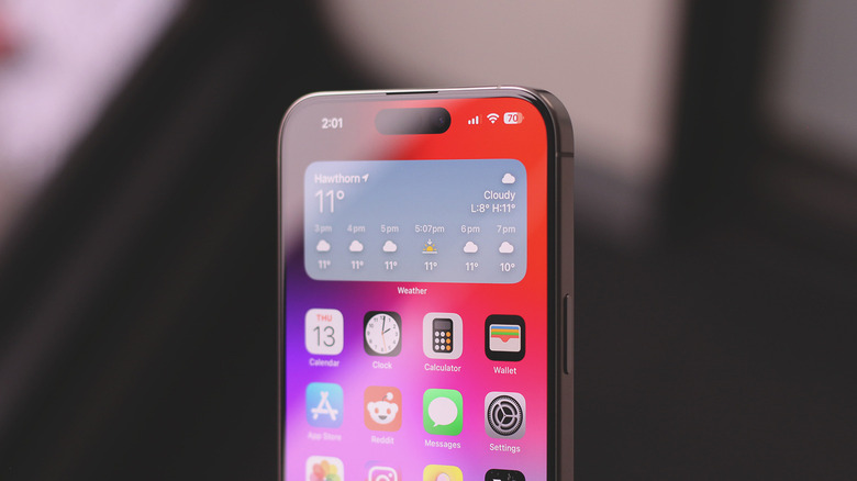 Светоотражающая защитная пленка, установленная на iPhone