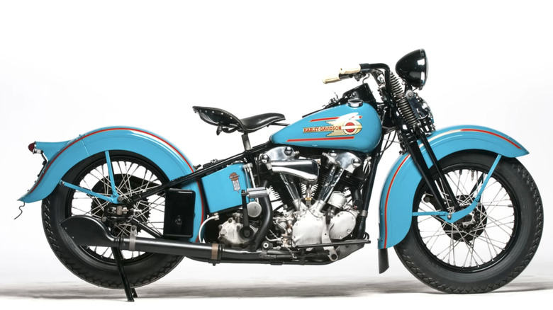 Harley-Davidson Knucklehead EL 1937 года выпуска, окрашенный в цвет Delphine Blue, находится в музее HD.