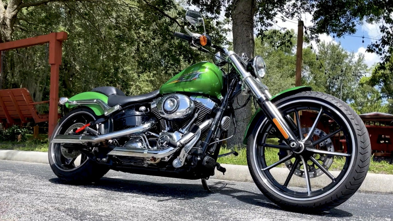 Harley-Davidson Softail Breakout 2015 в цвете Radioactive Green