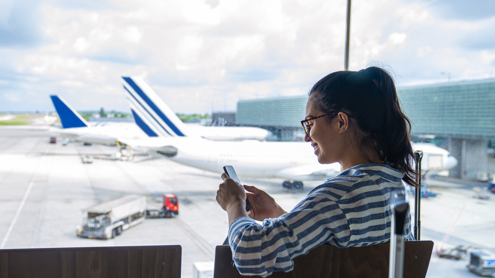 Почему TSA предупреждает путешественников избегать бесплатного Wi-Fi в аэропорту