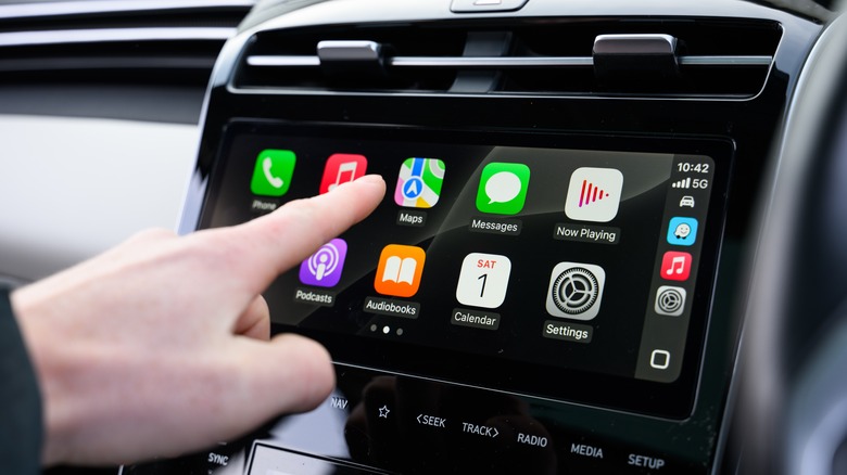 Взаимодействие рук с Apple CarPlay в автомобиле