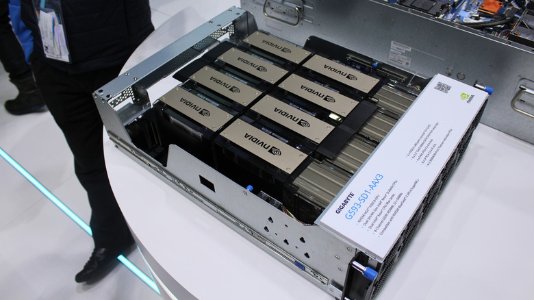 Сервер с чипами NVIDIA H200