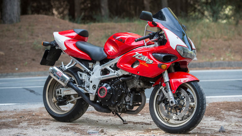 Suzuki TL1000S, припаркованный на обочине дороги